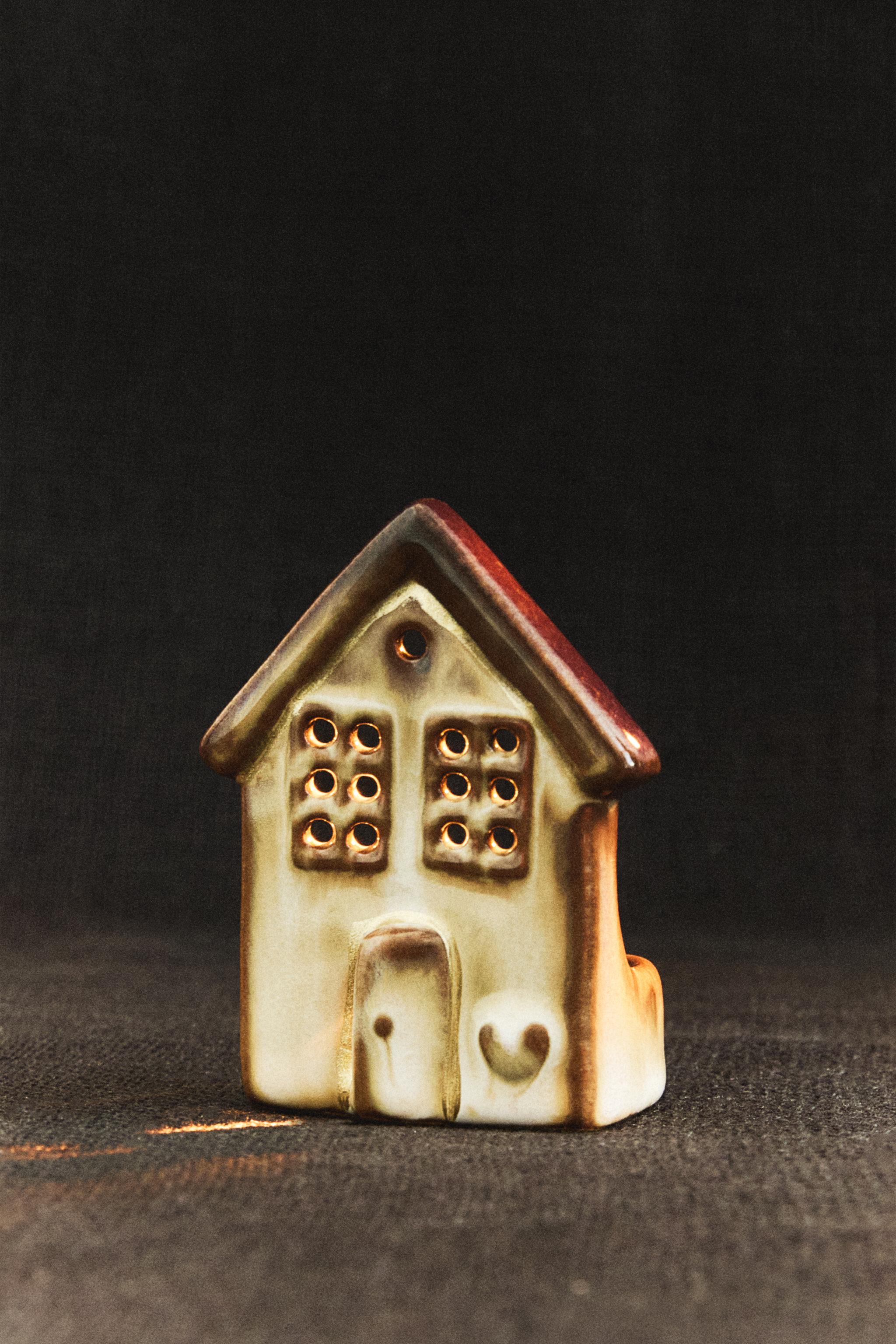 CHRISTMAS HOUSE CERAMIC TEALIGHT HOLDER